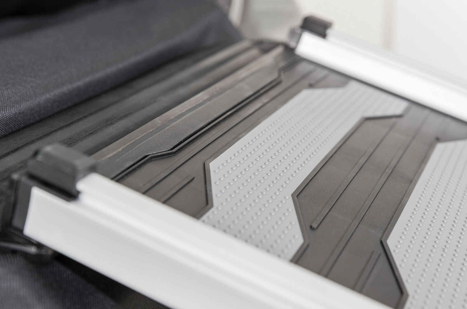 Rampe téléscopique, 3 fois à télescoper, 40×78-175cm, 6,8 kg Rampe téléscopique, 3 fois à télescoper, 40×78-175cm, 6,8 kg